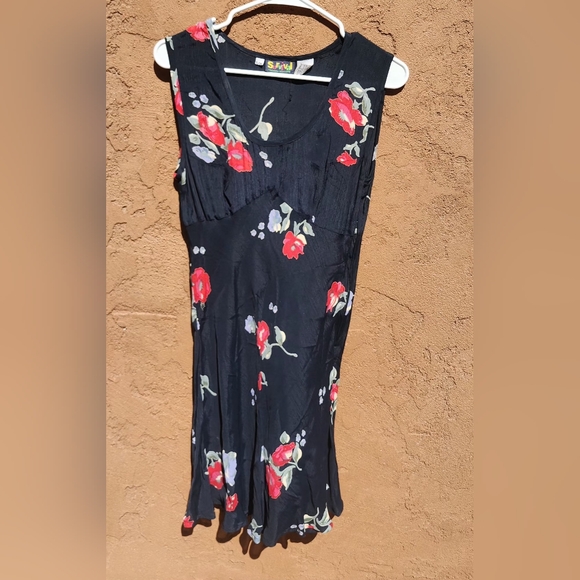Elegant Black Floral Midi Dress - Picture 1 of 5